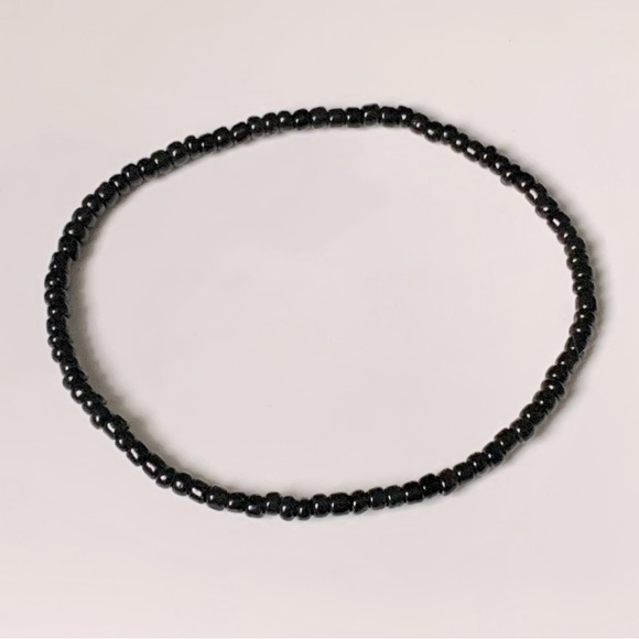 🐈‍⬛Set of 14 Black Seed Bead Stretch Bracelets with Silver Tone Signature Tag - Picture 4 of 5